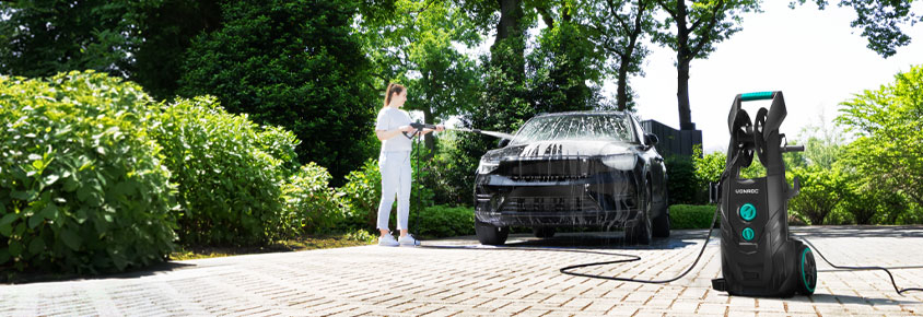 Kvinna rengör bil med högtryckstvätt VONROC V25